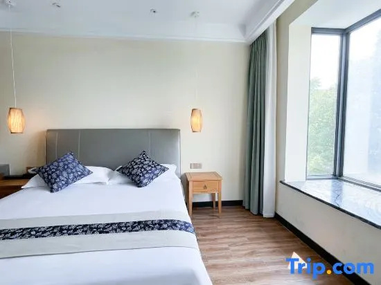 Standard Double room with lake view (full double bed)