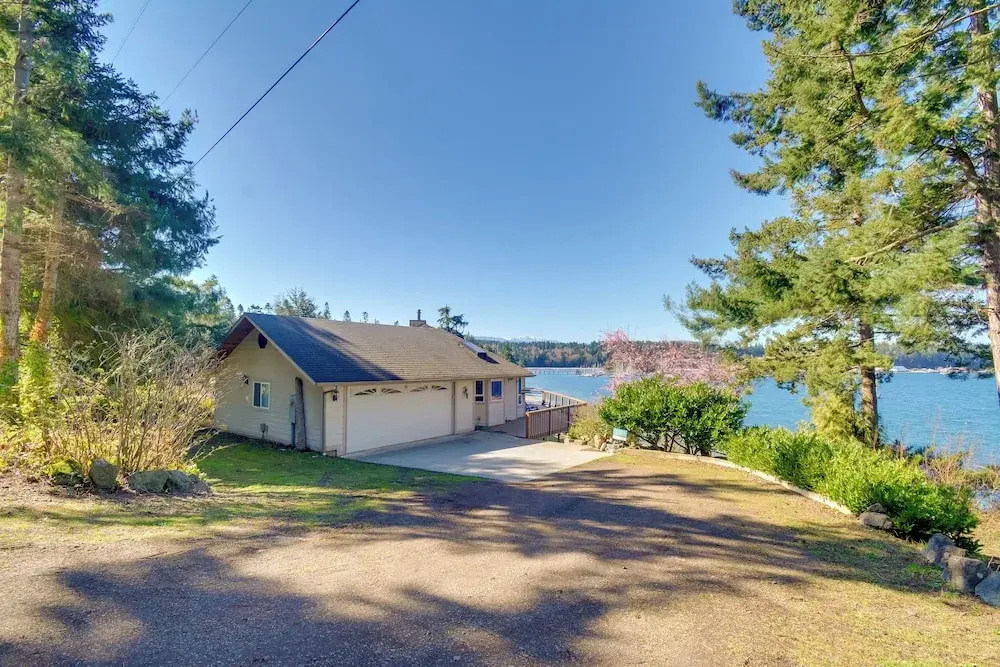 Waterfront PNW Escape w/ Deck & Beach Access!