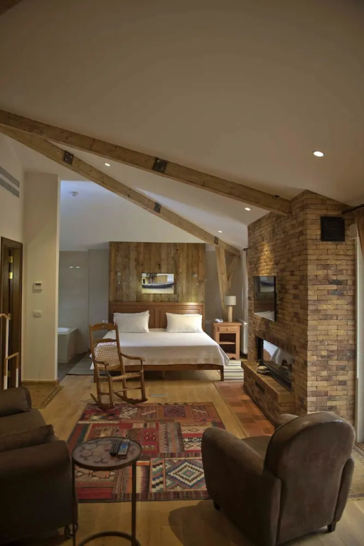 Double Suite with city view (full double bed)