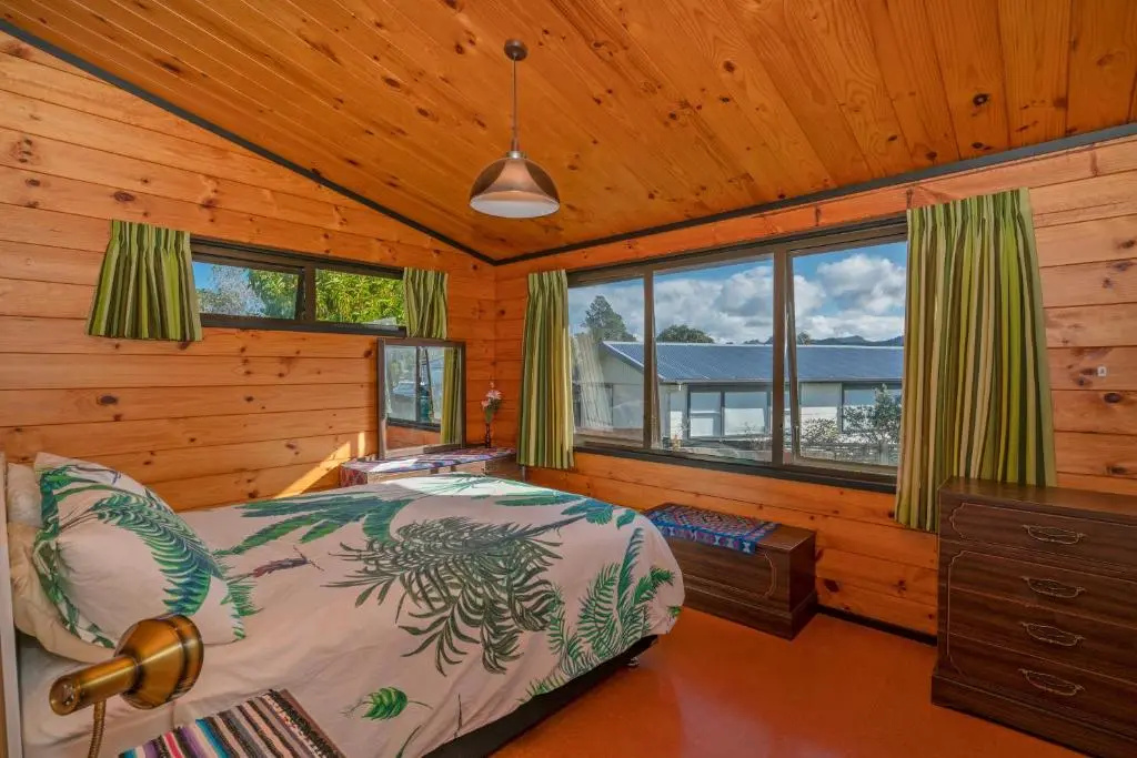 Retro Revival - Pauanui Holiday Home
