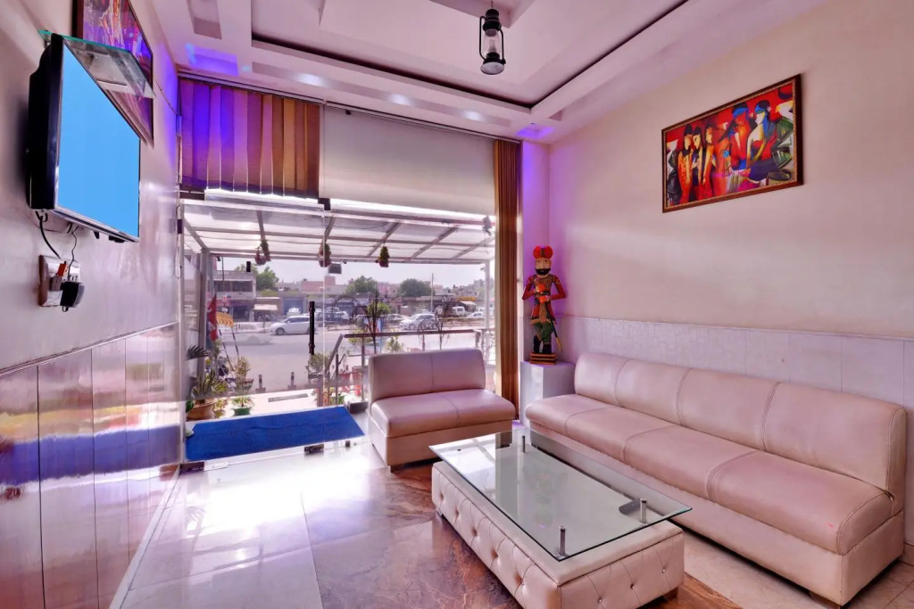 Aarya Hotel