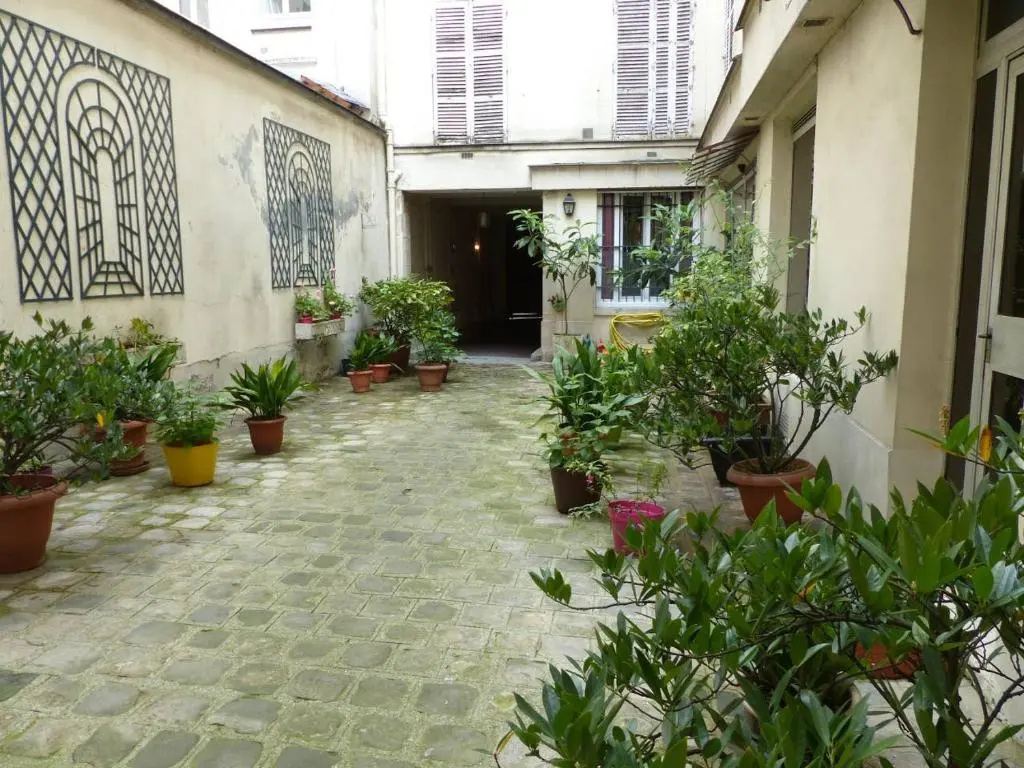 Nice 1 Br of 26m2 - Lively Area