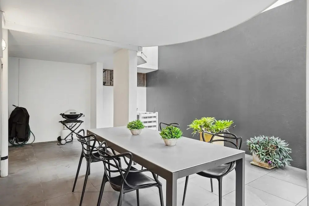 Comfy 2-bed With Pool and Secure Parking