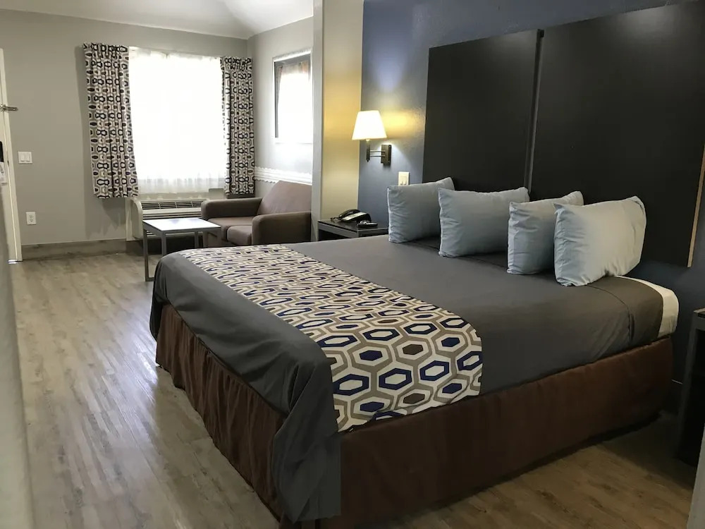 Четырёхместный номер Deluxe двуспальная кровать в Camelot Inn & Suites Veterans Memorial NW Houston