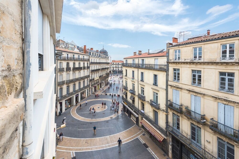 Cosy Duplex Overlooking the "rue de la Loge"!