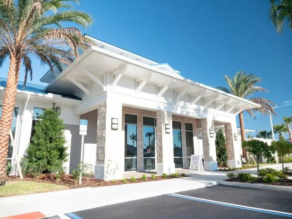 Spacious Townhouse w/ Pool & Free Parking Near Disney