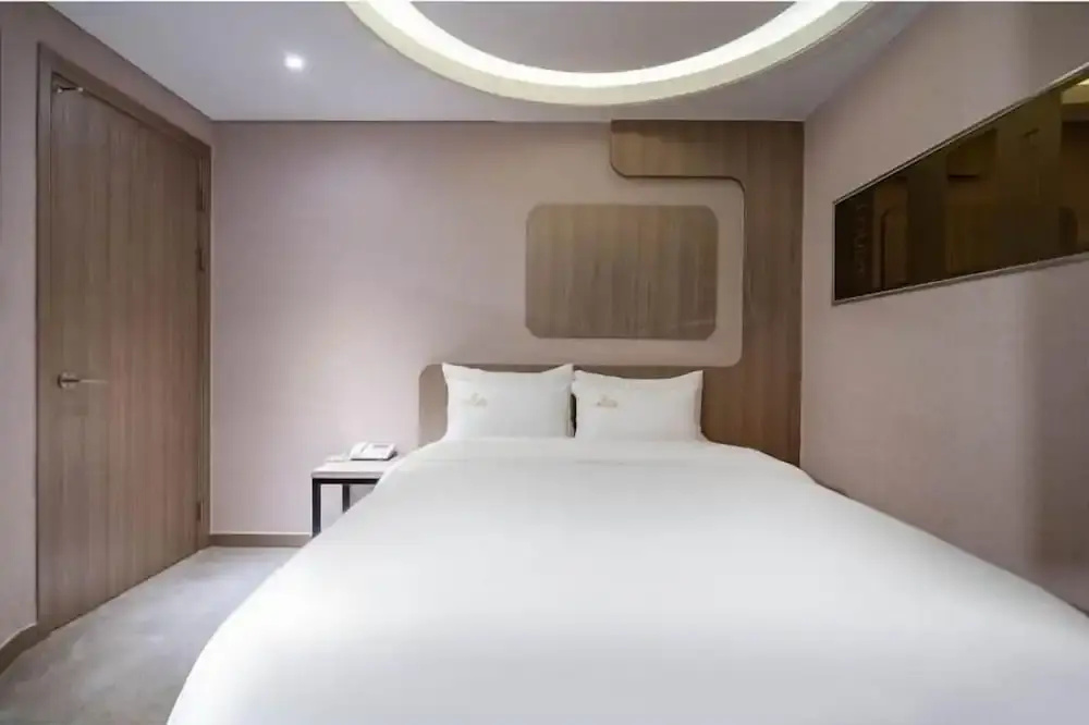 Deluxe Double room (full double bed)