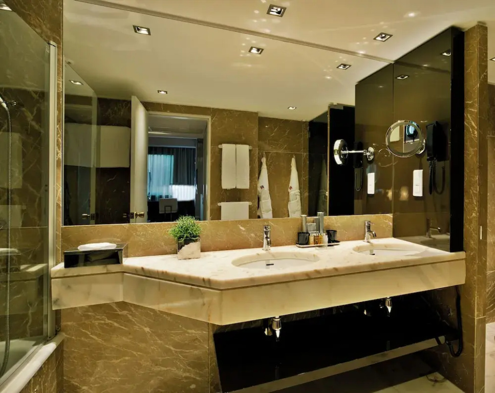 Suite with balcony