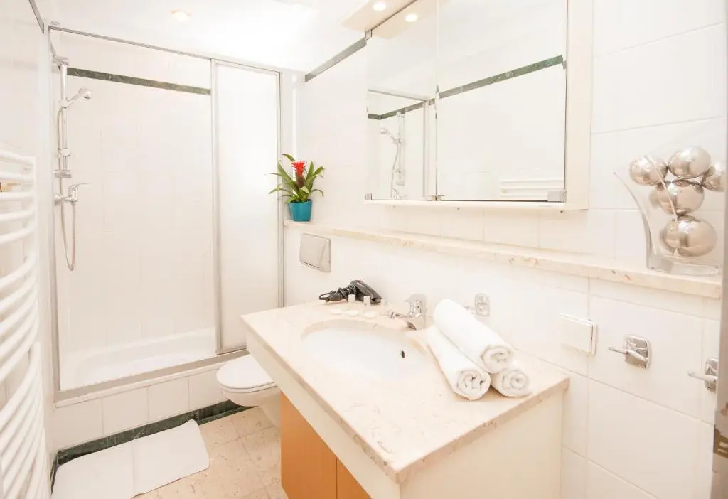 3 Bedrooms Apartment with street view