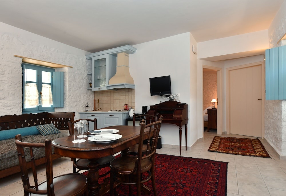 Lithos Stone Suites — 4