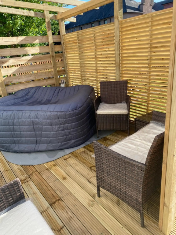 Lovely 3 bed with jacuzzi, close to airport, driveway, wifi