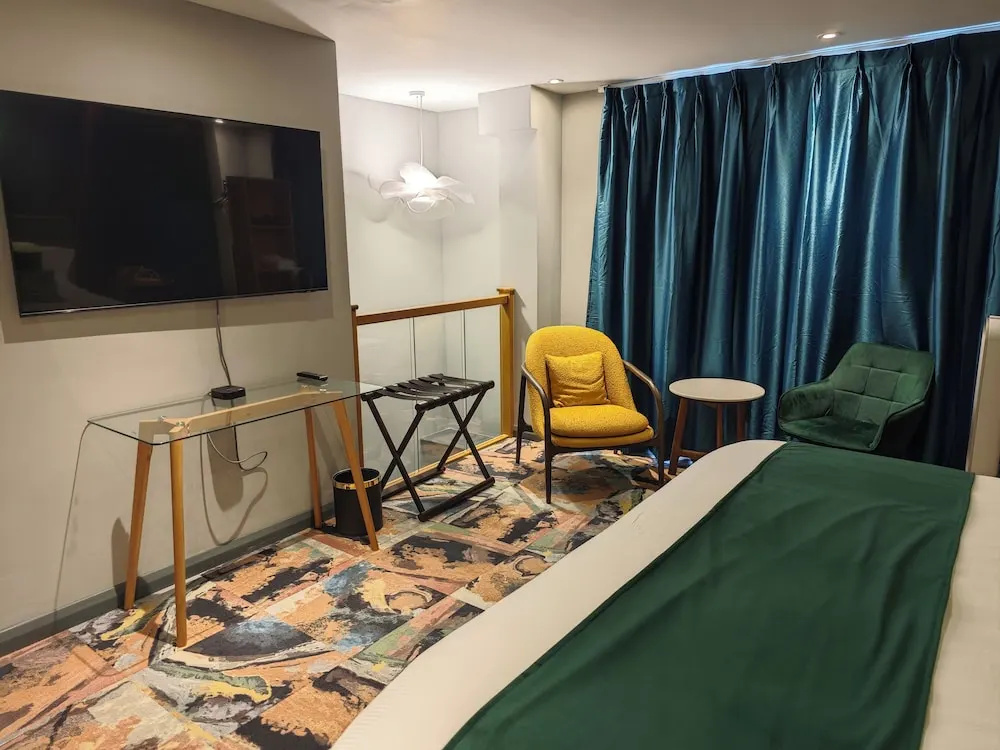 Deluxe Suite with balcony and with partial sea view