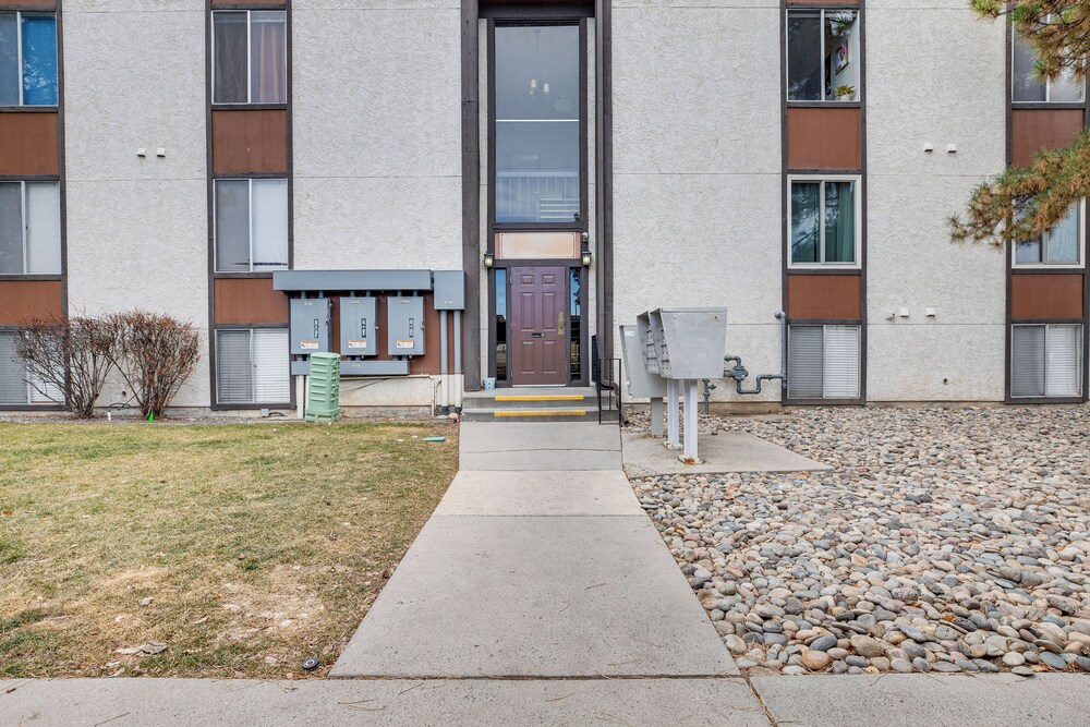 Grand Junction Condo: Balcony, Community Pool!