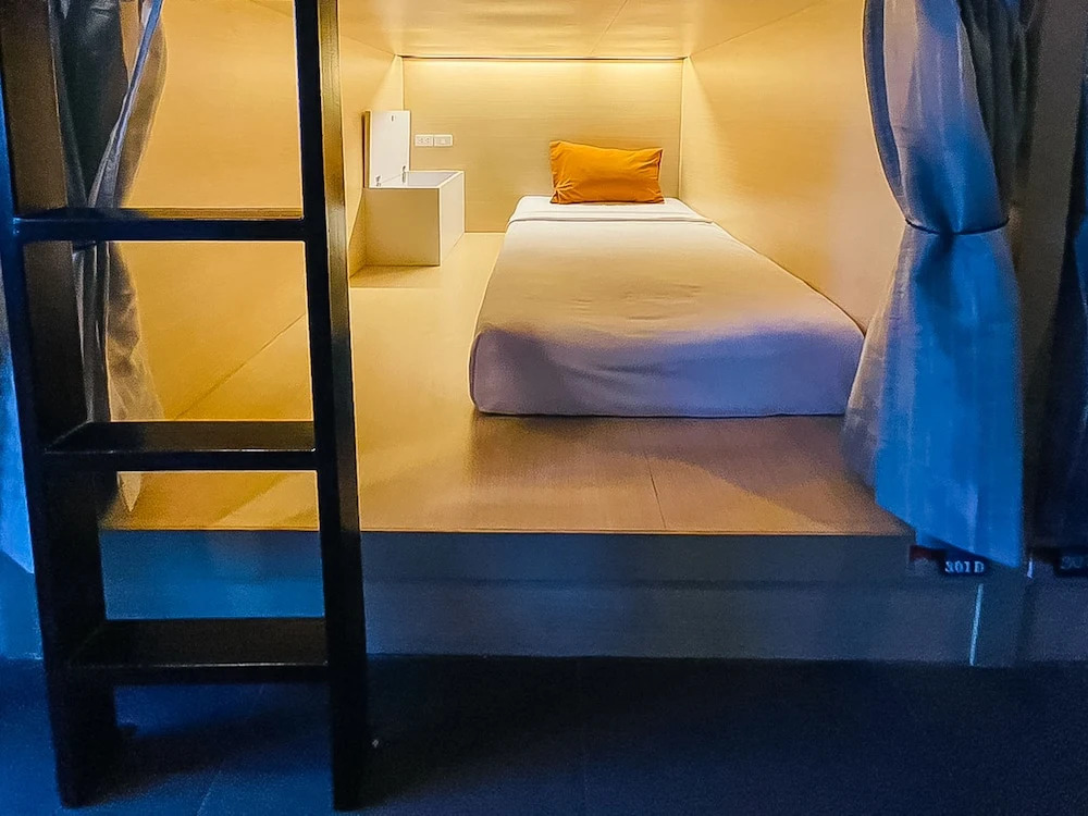 Кровать в общем номере в Rabbitel Phuket