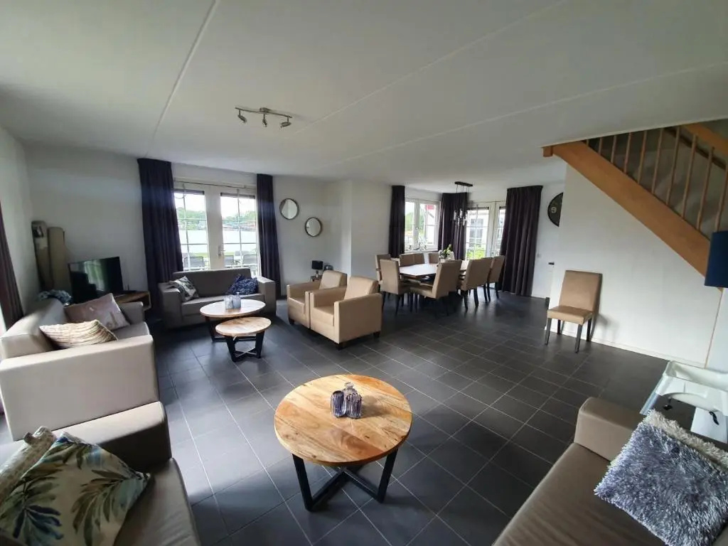 5 Bedrooms Bungalow
