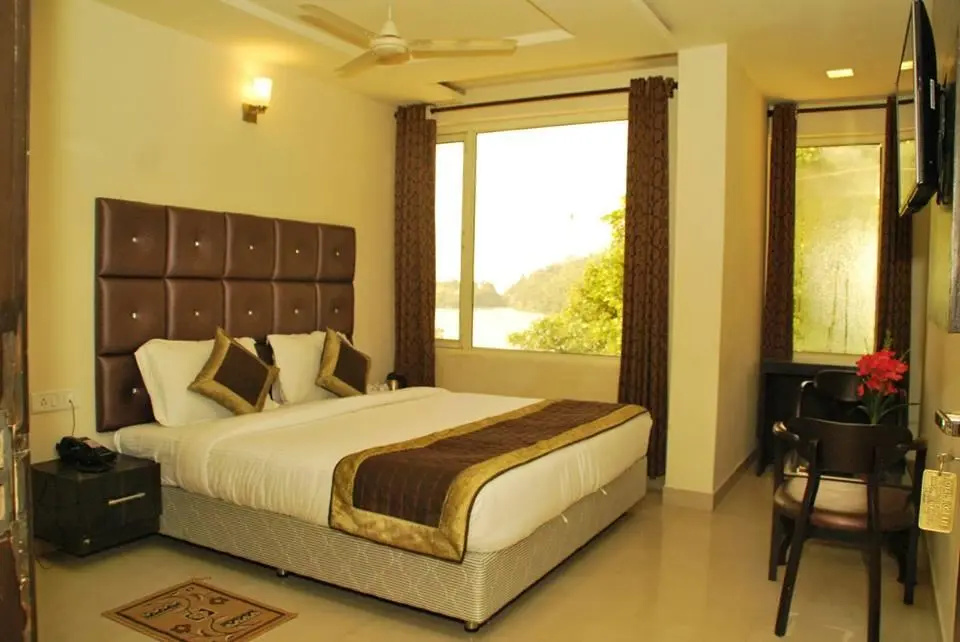 Standard room with lake view