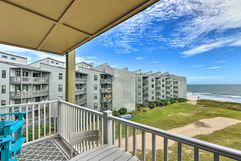 Airy Oceanfront Condo: Beach Views & Pool Access!