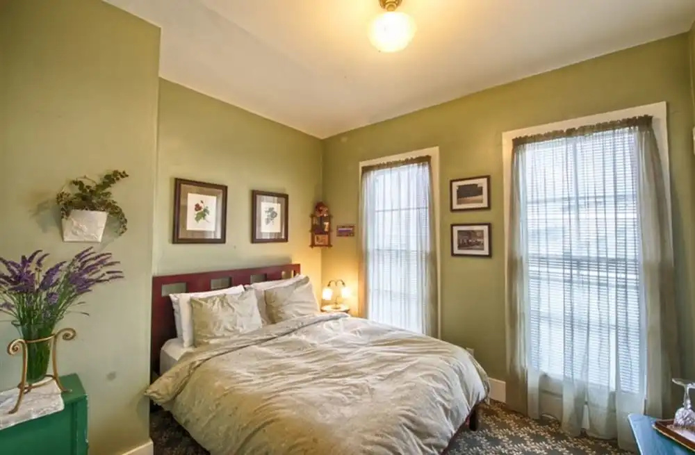 Standard Double room with city view (full double bed)