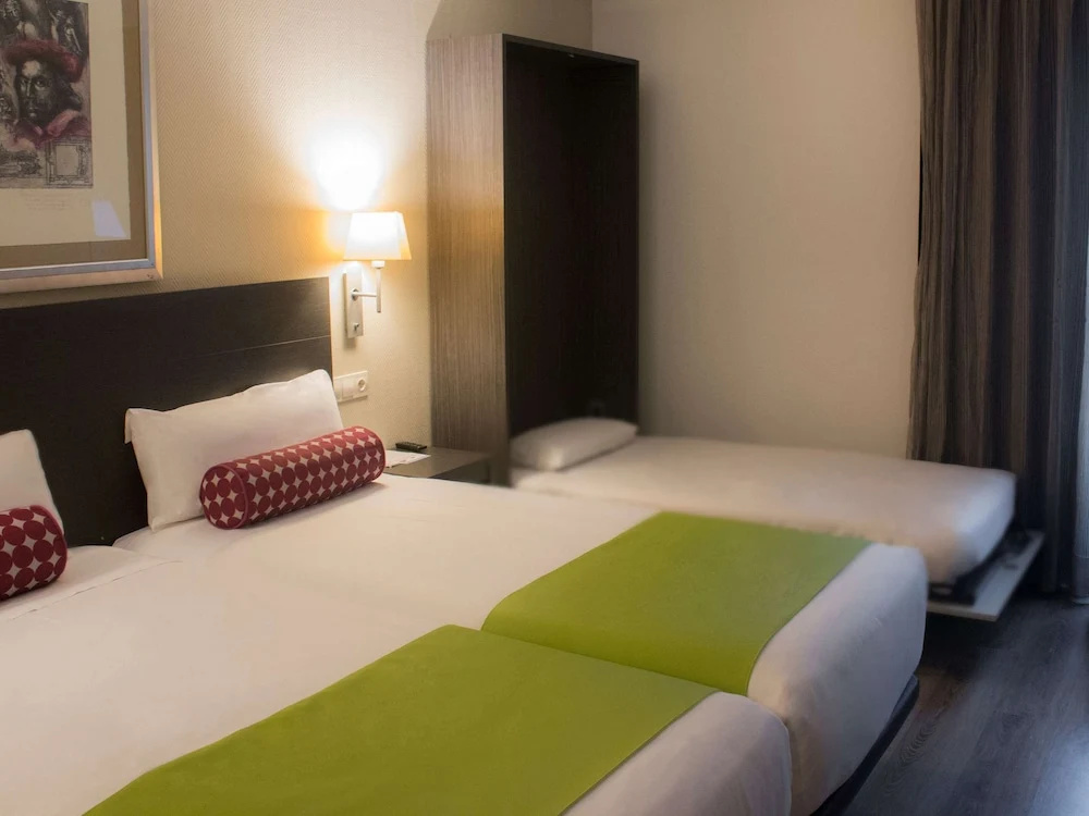 Mercure Madrid Centro Room Type - Superior Room with twin beds or one double bed