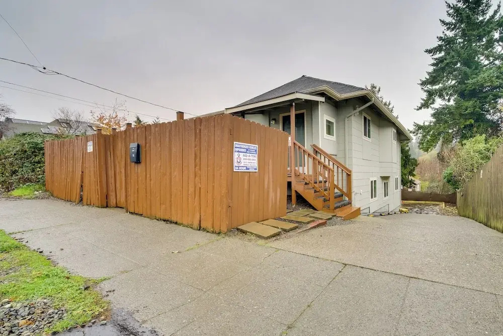 Walk to Light Rail: Quiet Judkins Park Home Base!