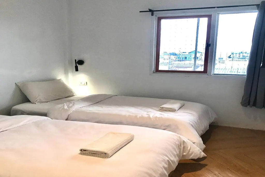 Beige Poshtels — 5