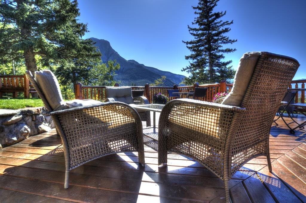 Overlander Mountain Lodge by null
