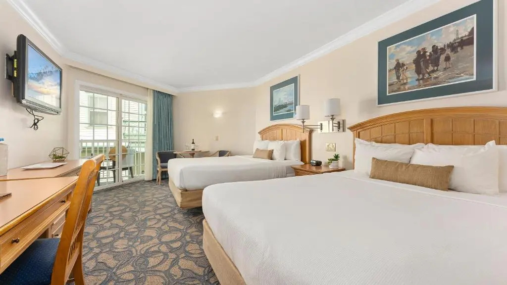 Standard Quadruple room with partial ocean view