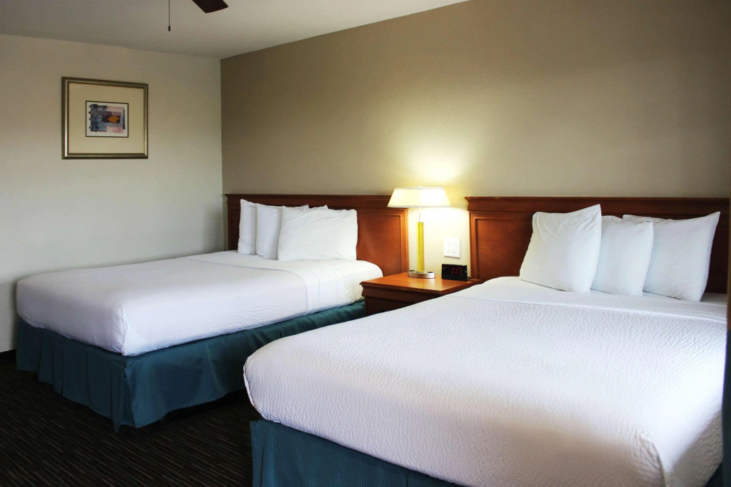 Rodeway Inn Near University-Gateway to Yosemite - фото 28