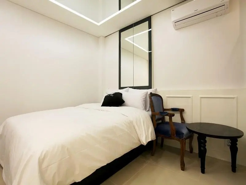 Deluxe Double room (full double bed)