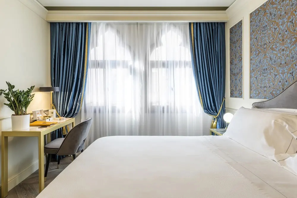 Deluxe Double room with canal view (full double bed)