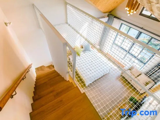 2 Bedrooms Standard Family room with balcony