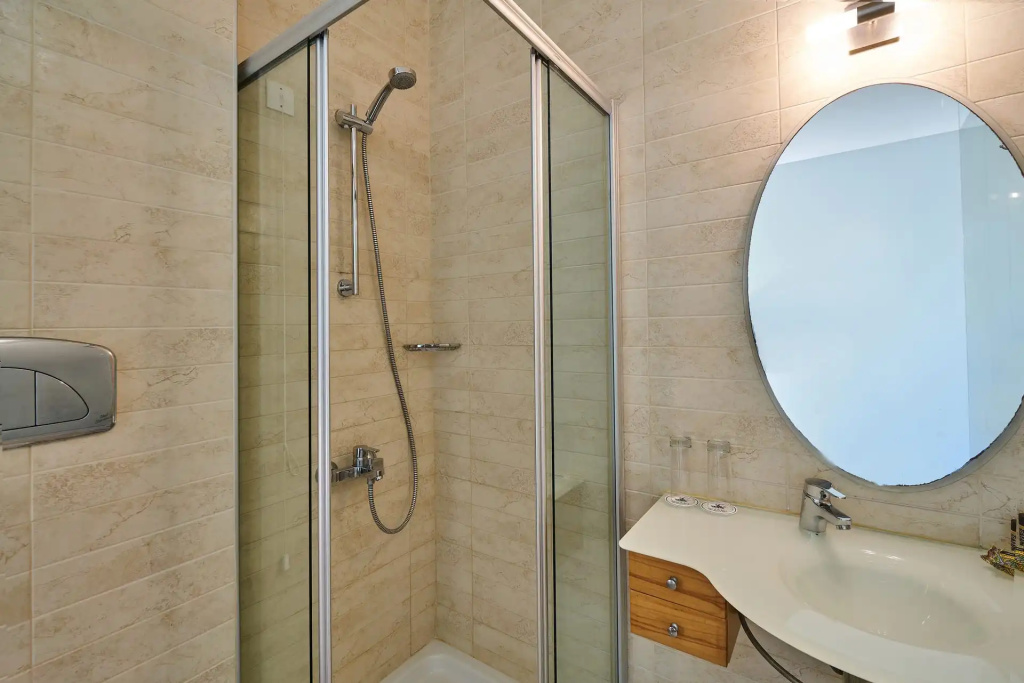 Standard Double room with mountain view (full double bed)