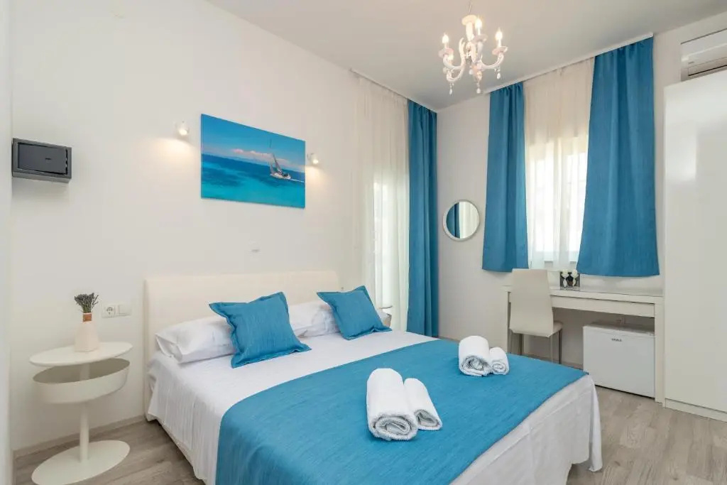 Deluxe Double room with balcony (full double bed)
