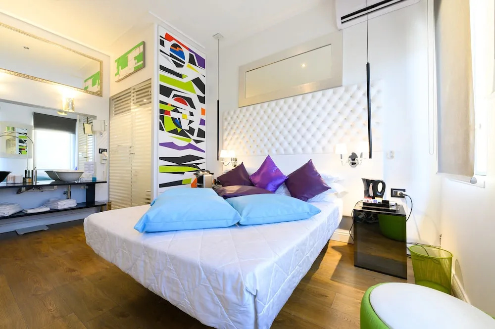 Double Junior Suite with balcony and with city view (full double bed)