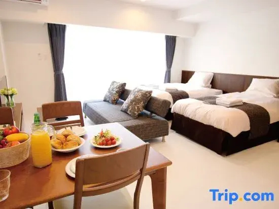 Standard Triple room with city view