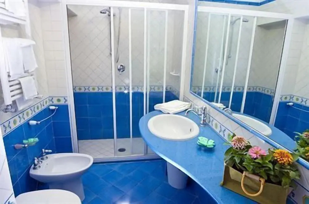 經典雙人房，設有陽台及雙人床