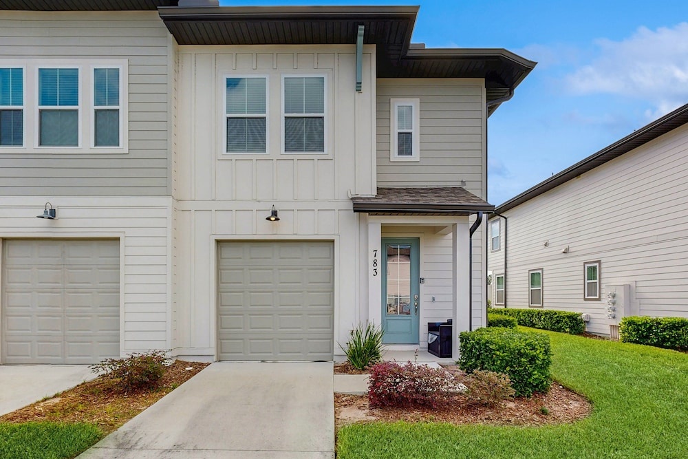 Stylish Vacation Home With Open Layout, Sunny Patio & Near Attractions