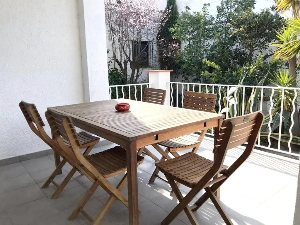 2 bedrooms appartement with enclosed garden at Empuriabrava 1 km away from the beach
