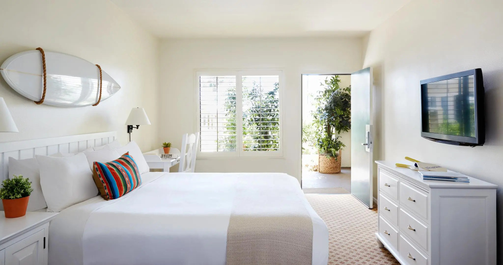 Standard room with pool view