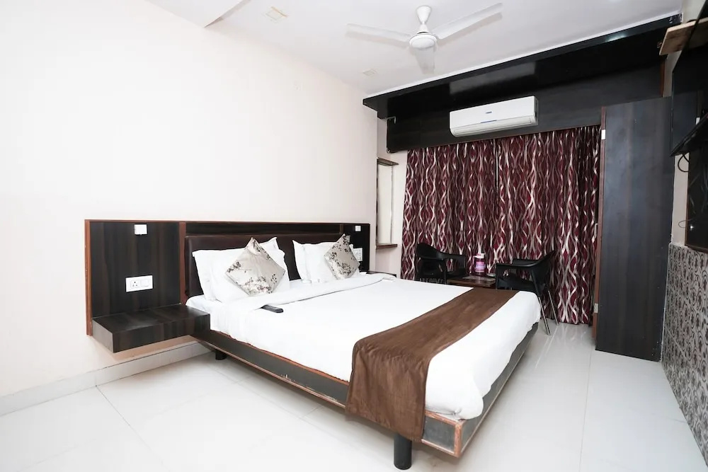 Deluxe Double room (full double bed)