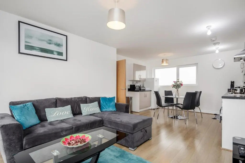 Impeccable 2-bed Apartment in Romford