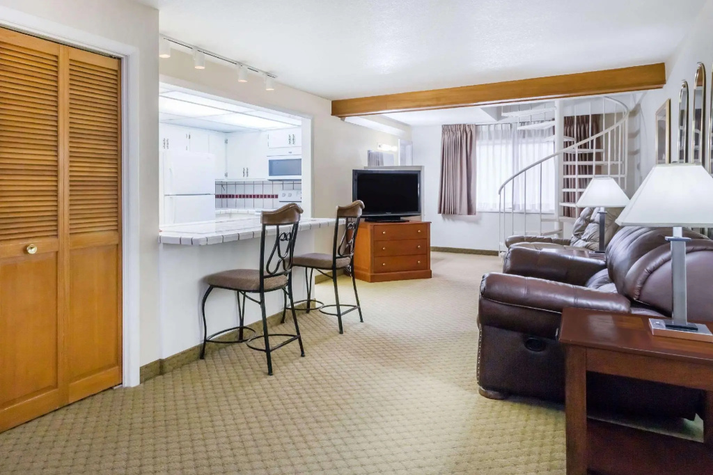 Quadruple Family Suite