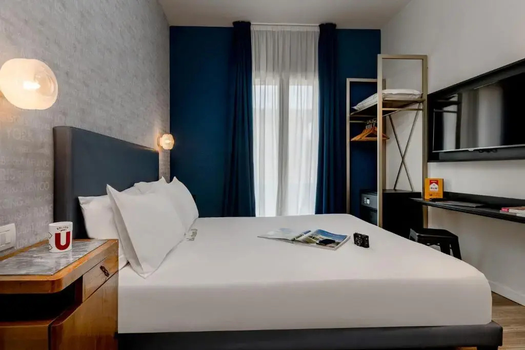 Basic Double room with balcony (full double bed)