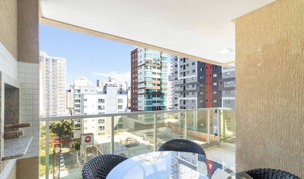 2-suite Apt w/ BBQ 550m From the Beach Ebf0702