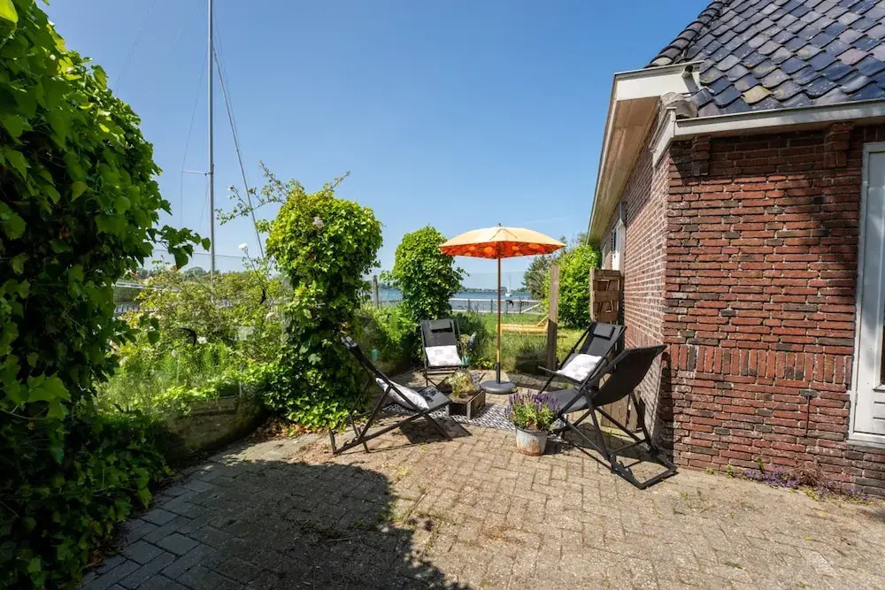 Het Voorhuis van de Oude Boerderij aan de Friese Meren met Eigen Steiger