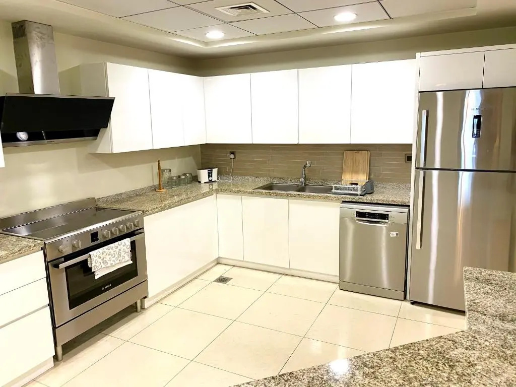 Spacious 4 bd and 2 bd apartments with amazing Sea view 1