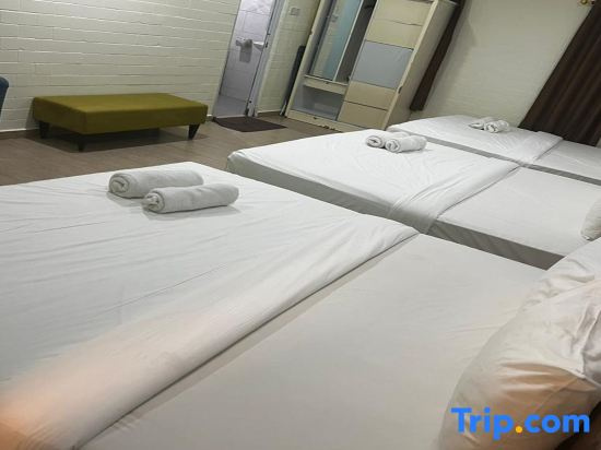 Deluxe Quadruple room with pool view