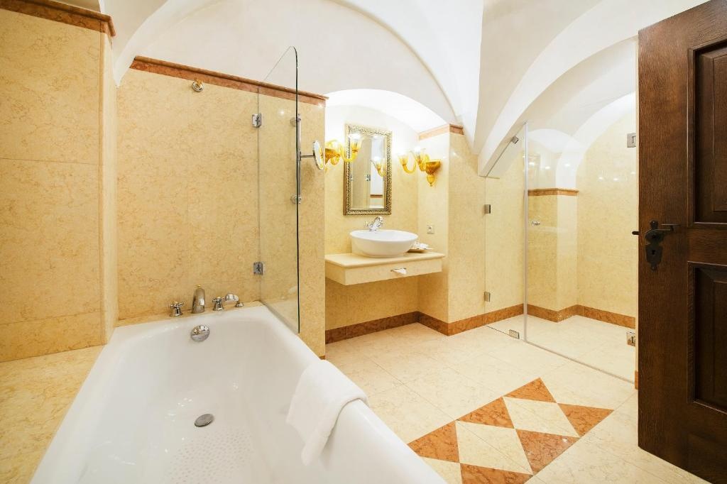 Standard Double room (full double bed) (king size bed, no window)