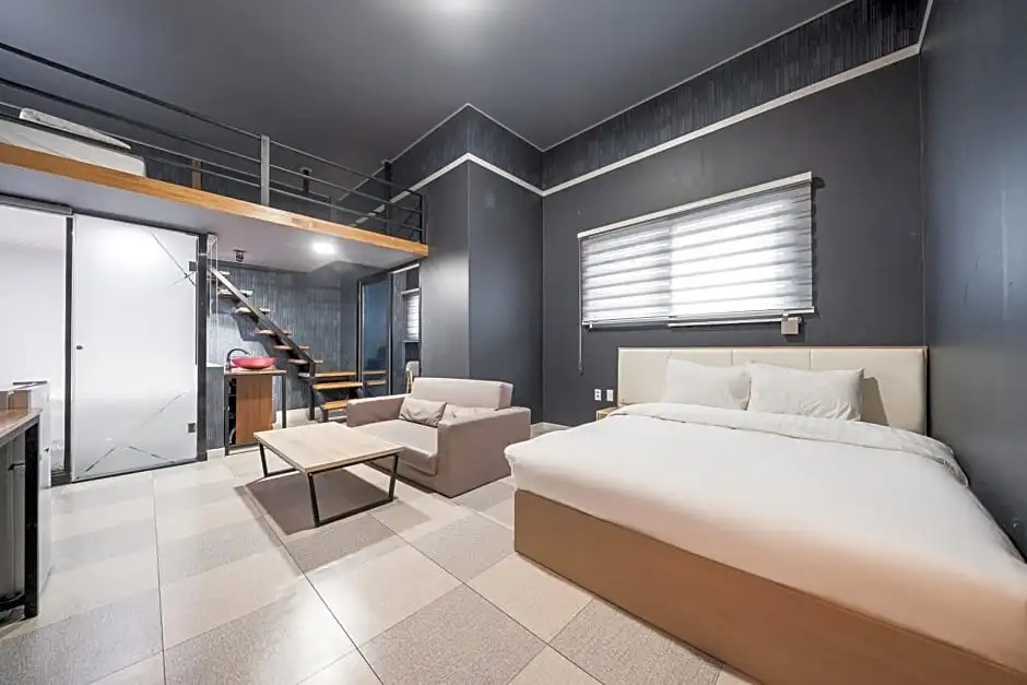 Double Junior Suite (full double bed)