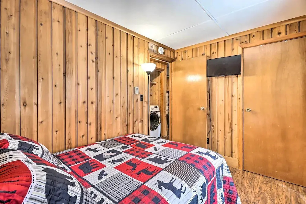 Near Skiing: Pocono Lake Cabin w/ Screened Patio
